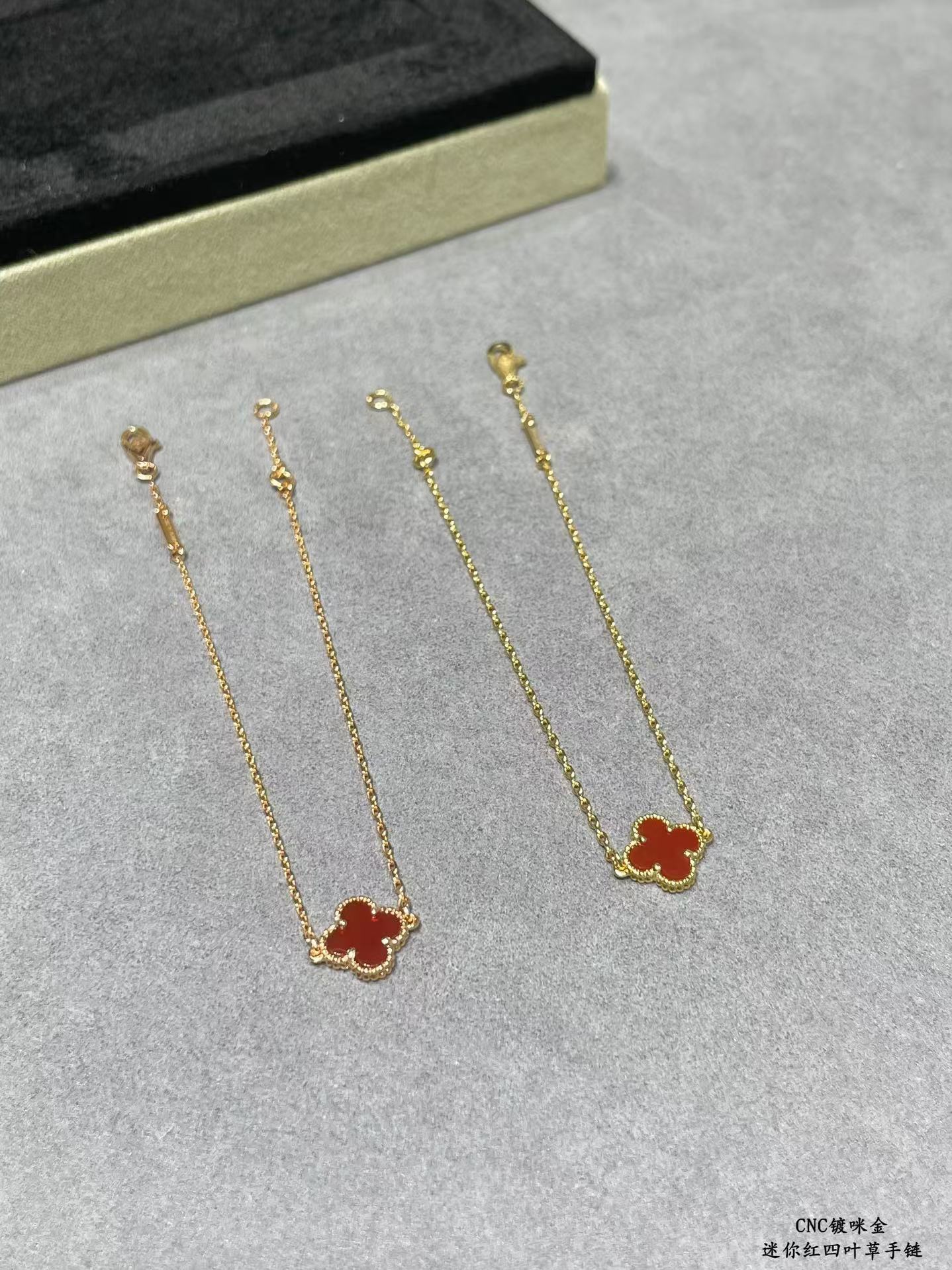 Buy replica Van Cleef & Arpels Red Agate Single Clover Bracelet and replica jewelry from PICKS Jewelry