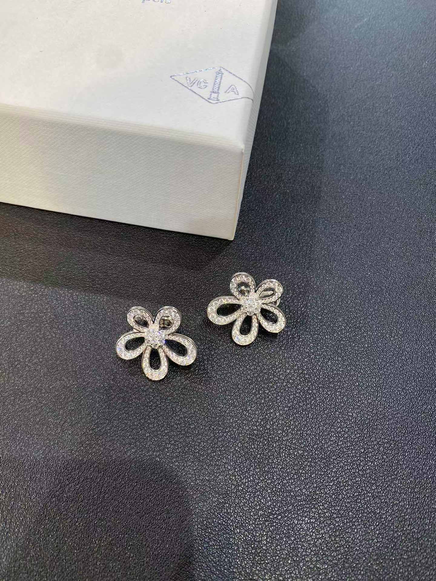 Buy replica Van Cleef & Arpels Flowerlace Earrings and replica jewelry from PICKS Jewelry