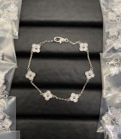 Buy replica Van Cleef & Arpels Six Clover Bracelet 6 Motifs and replica jewelry from PICKS Jewelry