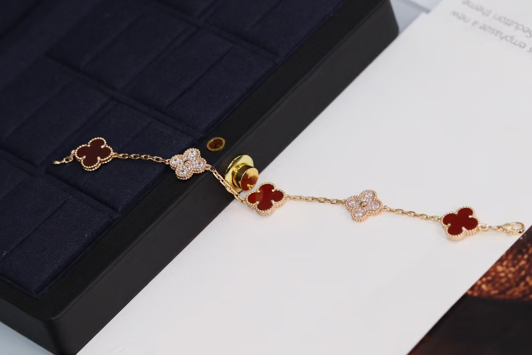 Buy replica Van Cleef & Arpels Carnelian Five Clover Bracelet 5 Motifs and replica jewelry from PICKS Jewelry