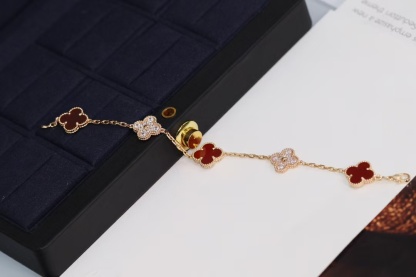 Buy replica Van Cleef & Arpels Carnelian Five Clover Bracelet 5 Motifs and replica jewelry from PICKS Jewelry