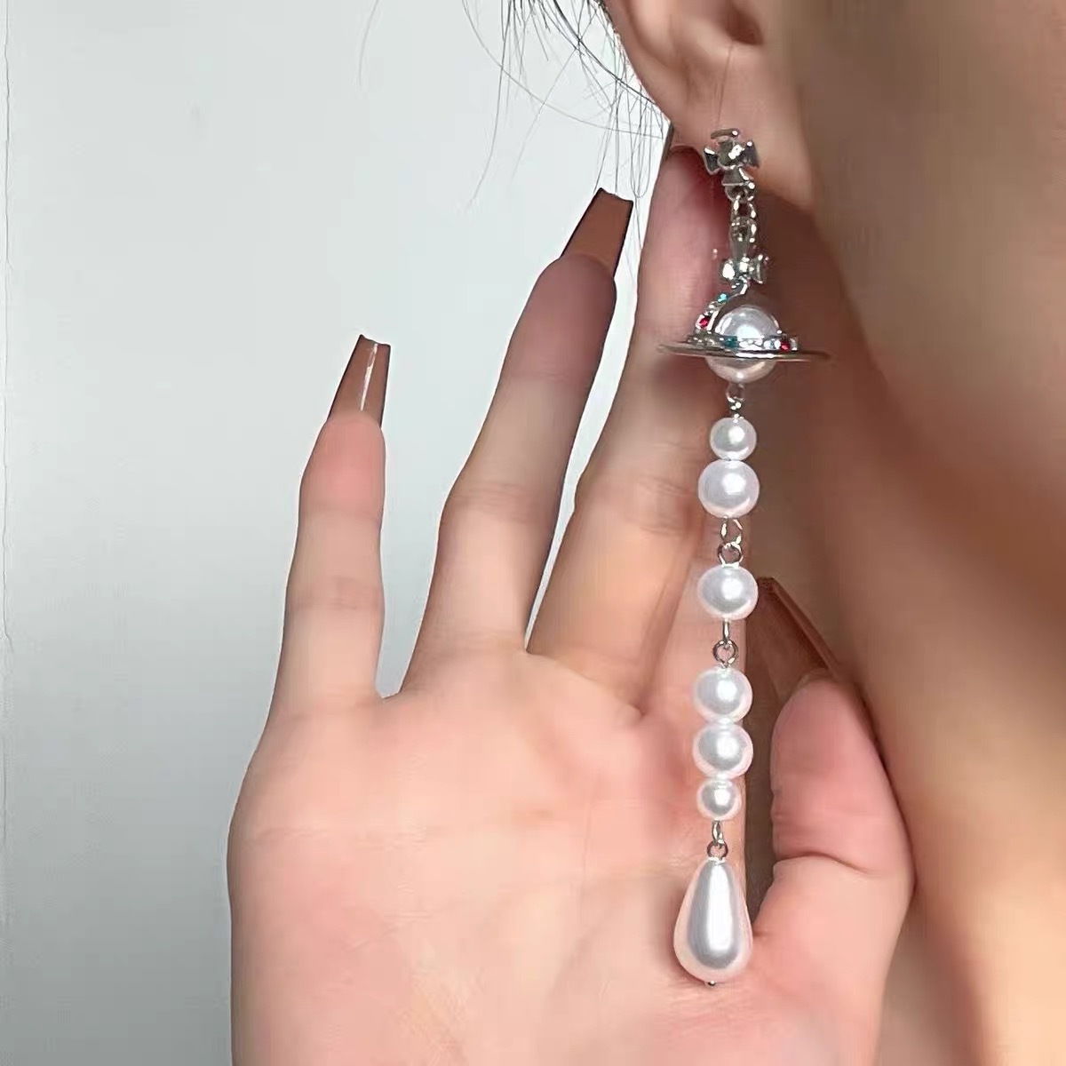 Buy replica Vivienne Westwood Asymmetric Tassel Pearl Saturn Earrings and replica jewelry from PICKS Jewelry