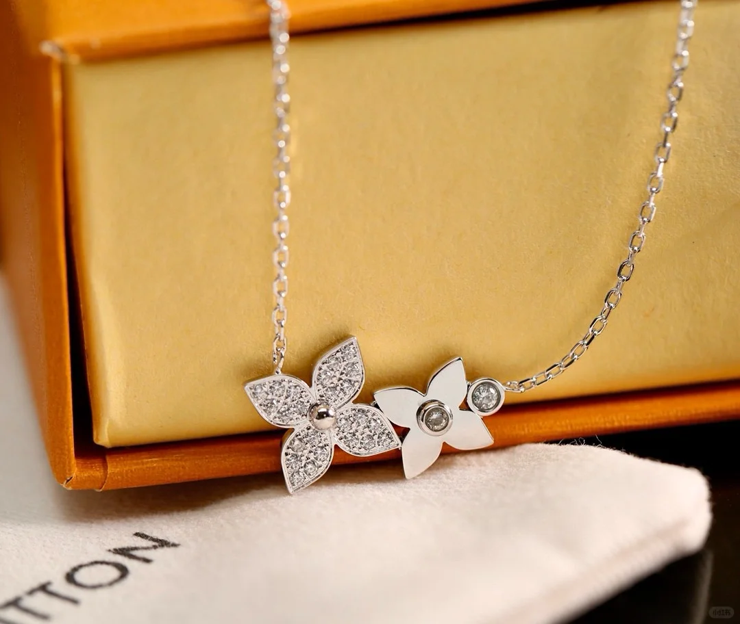 Buy replica Louis Vuitton Idylle Blossom Pendant Necklace-Two Flowers and replica jewelry from PICKS Jewelry