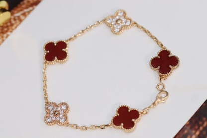 Buy replica Van Cleef & Arpels Carnelian Five Clover Bracelet 5 Motifs and replica jewelry from PICKS Jewelry