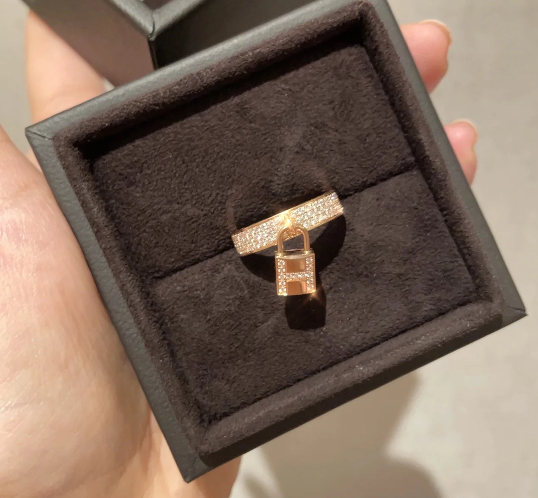 Buy replica Hermes Diamond Paved Lock Ring and replica jewelry from PICKS Jewelry