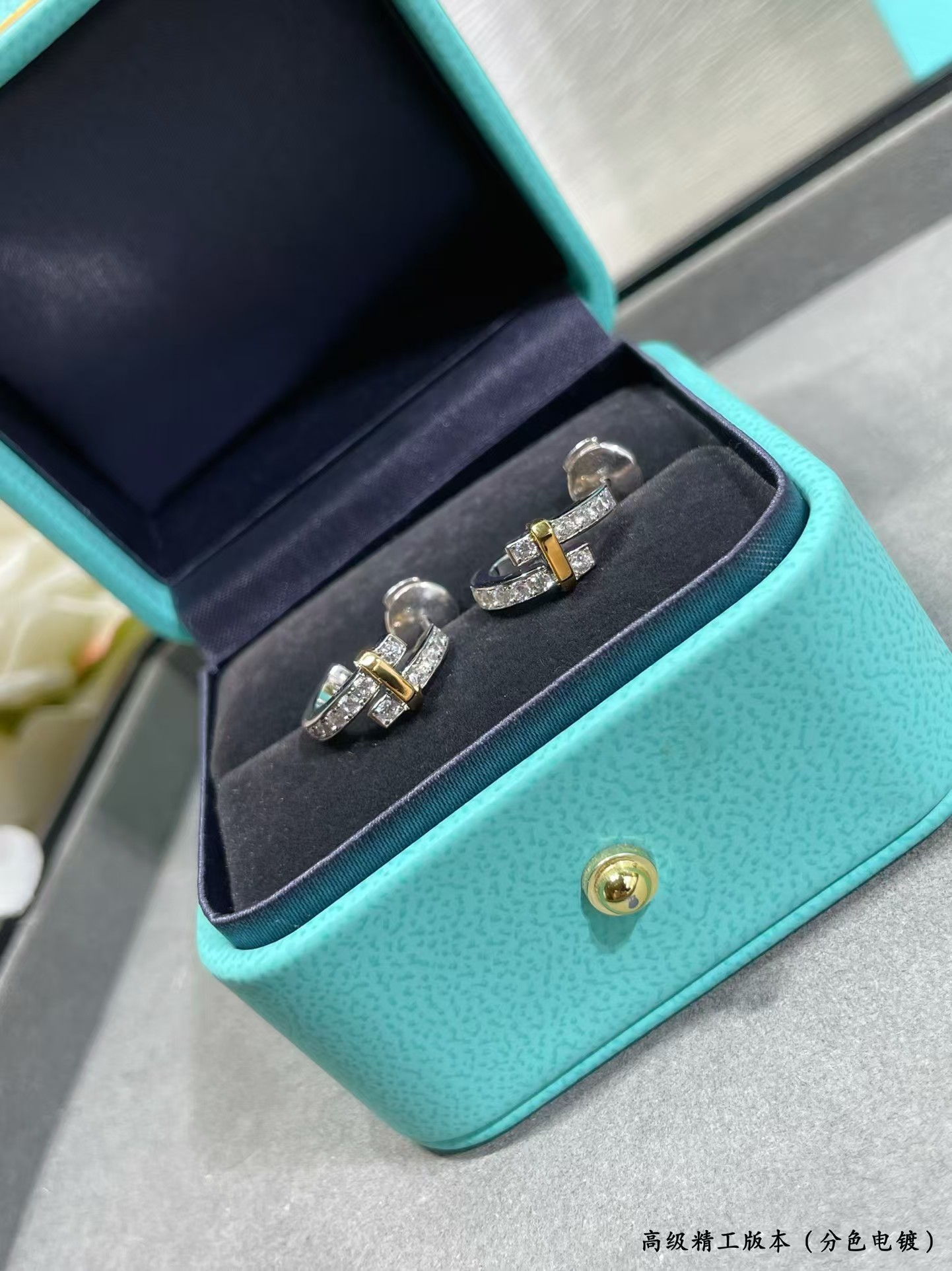 Buy replica Tiffany Edge Hoop Earrings and replica jewelry from PICKS Jewelry