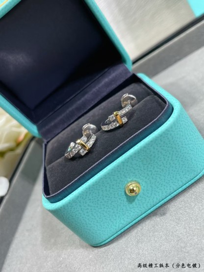 Buy replica Tiffany Edge Hoop Earrings and replica jewelry from PICKS Jewelry