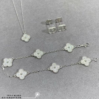 Buy replica Van Cleef & Arpels Full Diamond Six Clover Bracelet 0.9mm and replica jewelry from PICKS Jewelry