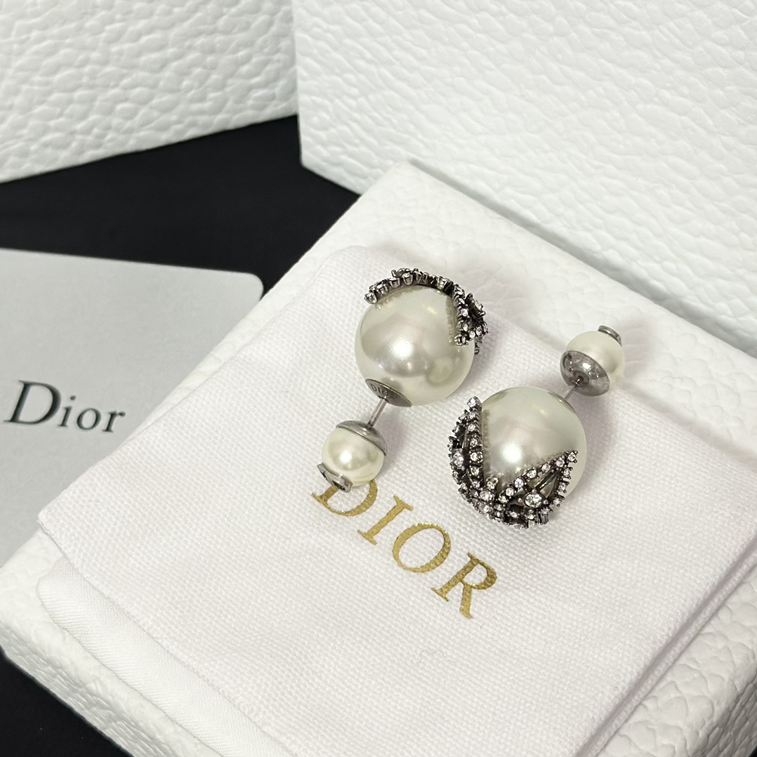 Buy replica Dior Butterfly Paved on Pearl Stud Earrings and replica jewelry from PICKS Jewelry