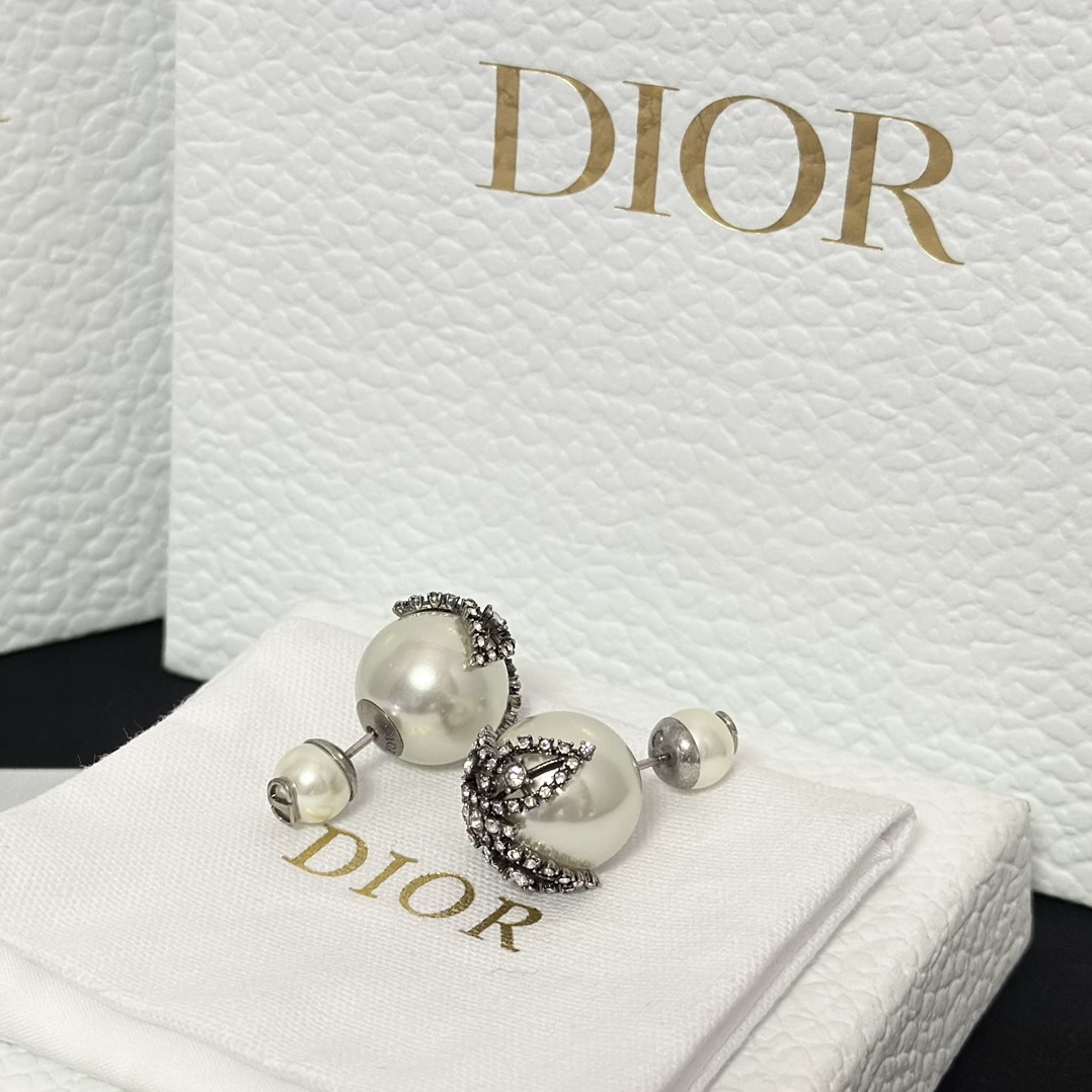 Buy replica Dior Butterfly Paved on Pearl Stud Earrings and replica jewelry from PICKS Jewelry