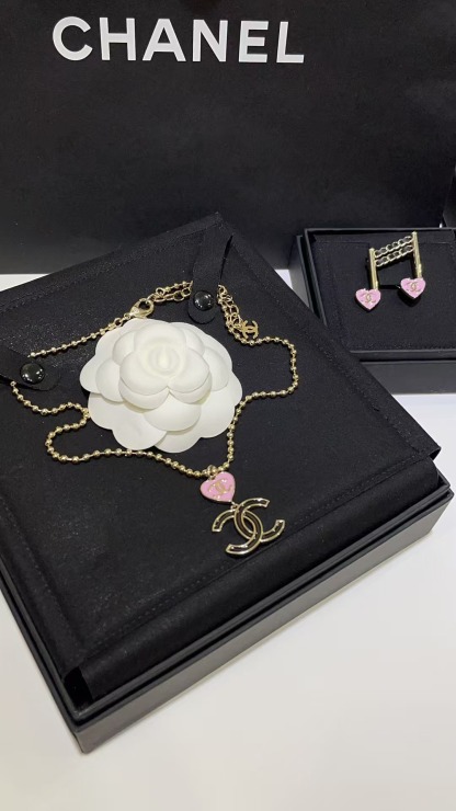 Buy replica Chanel Diamond Pearl Paved Double C Pendant Pearl Necklace and replica jewelry from PICKS Jewelry