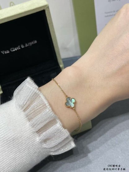 Buy replica Van Cleef & Arpels Natural Grey Mother of Pearl Single Clover Bracelet and replica jewelry from PICKS Jewelry
