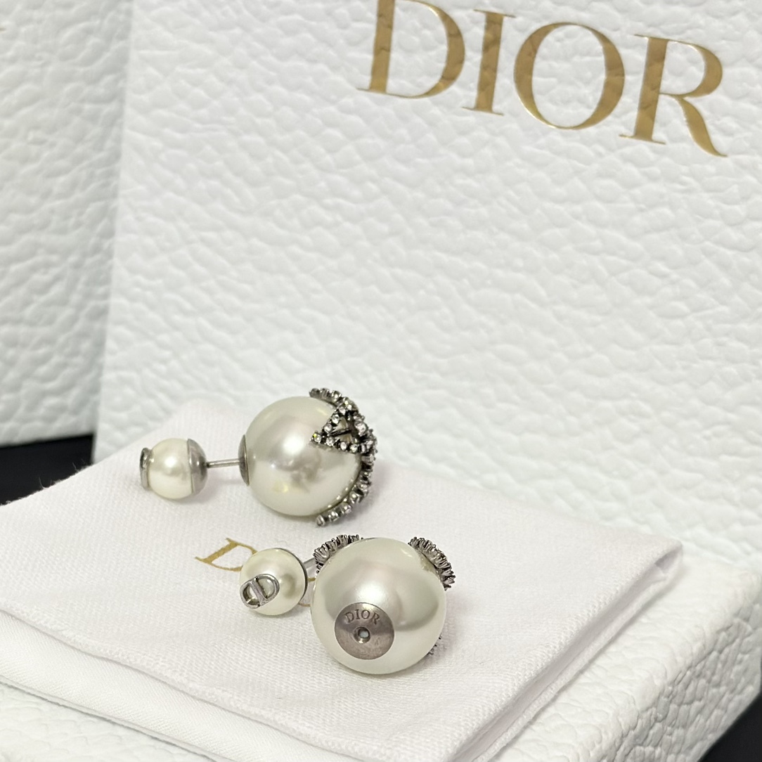Buy replica Dior Butterfly Paved on Pearl Stud Earrings and replica jewelry from PICKS Jewelry