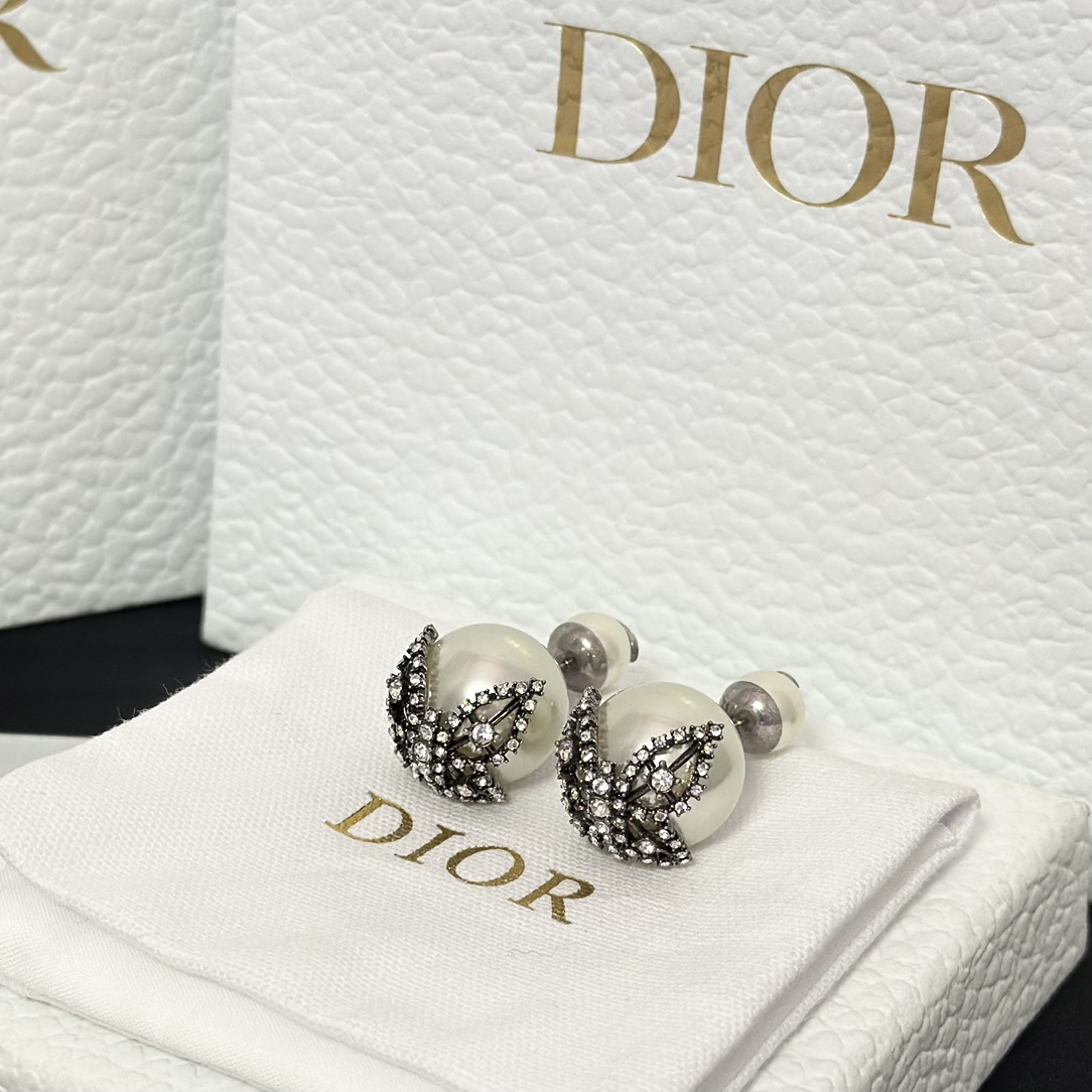 Buy replica Dior Butterfly Paved on Pearl Stud Earrings and replica jewelry from PICKS Jewelry