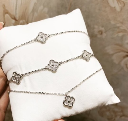 Buy replica Van Cleef & Arpels Full Diamond Mini Six Clover Bracelet 6 Motifs and replica jewelry from PICKS Jewelry
