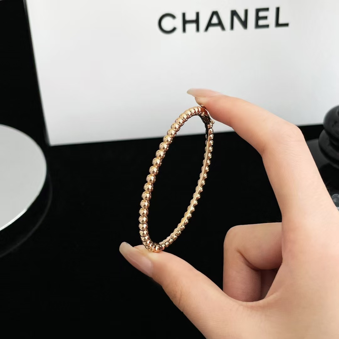 Buy replica Van Cleef & Arpels Perlée Pearls of Gold Bracelet - Medium Bangle and replica jewelry from PICKS Jewelry