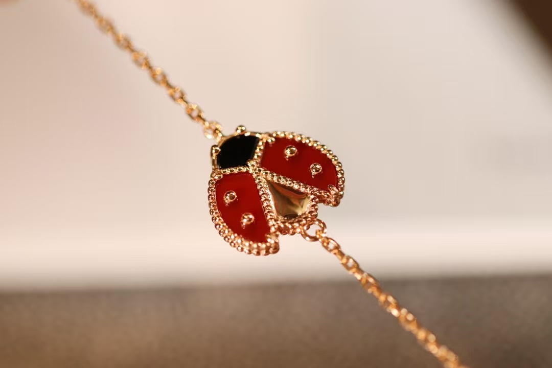 Buy replica Van Cleef & Arpels Lucky Spring Bracelet, 5 Motifs and replica jewelry from PICKS Jewelry