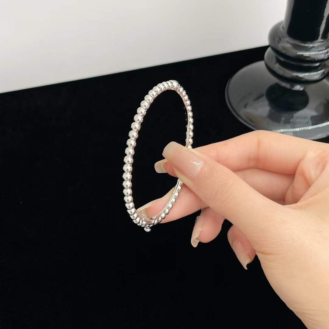 Buy replica Van Cleef & Arpels Perlée Pearls of Gold Bracelet - Medium Bangle and replica jewelry from PICKS Jewelry