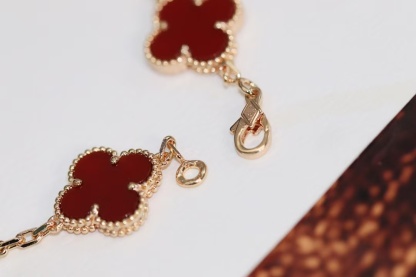 Buy replica Van Cleef & Arpels Carnelian Five Clover Bracelet 5 Motifs and replica jewelry from PICKS Jewelry