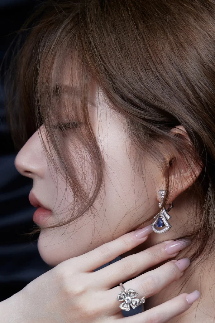 Buy replica Bvlgari Divas’ Dream Earrings - Navy Teardrop Diamond and replica jewelry from PICKS Jewelry