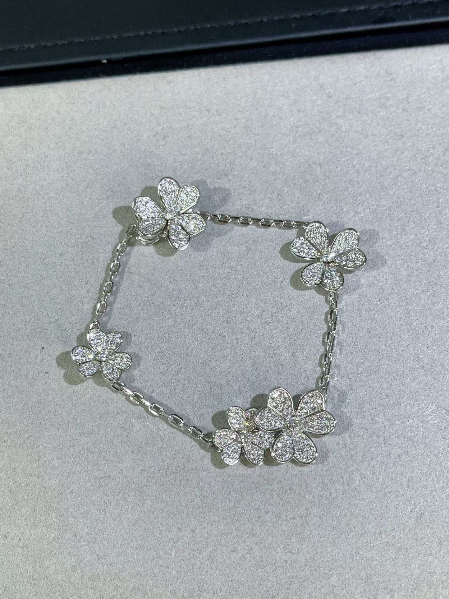 Buy replica Van Cleef & Arpels Frivole Bracelet 5 Flowers and replica jewelry from PICKS Jewelry