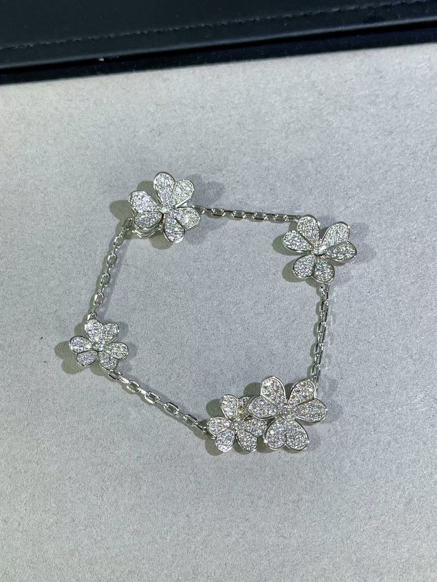 Buy replica Van Cleef & Arpels Frivole Bracelet 5 Flowers and replica jewelry from PICKS Jewelry