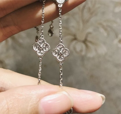 Buy replica Van Cleef & Arpels Full Diamond Mini Six Clover Bracelet 6 Motifs and replica jewelry from PICKS Jewelry