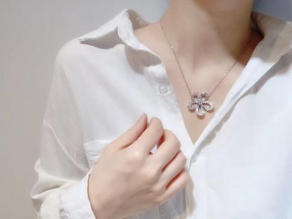 Buy replica Van Cleef & Arpels Flowerlace Pendant Necklace and replica jewelry from PICKS Jewelry