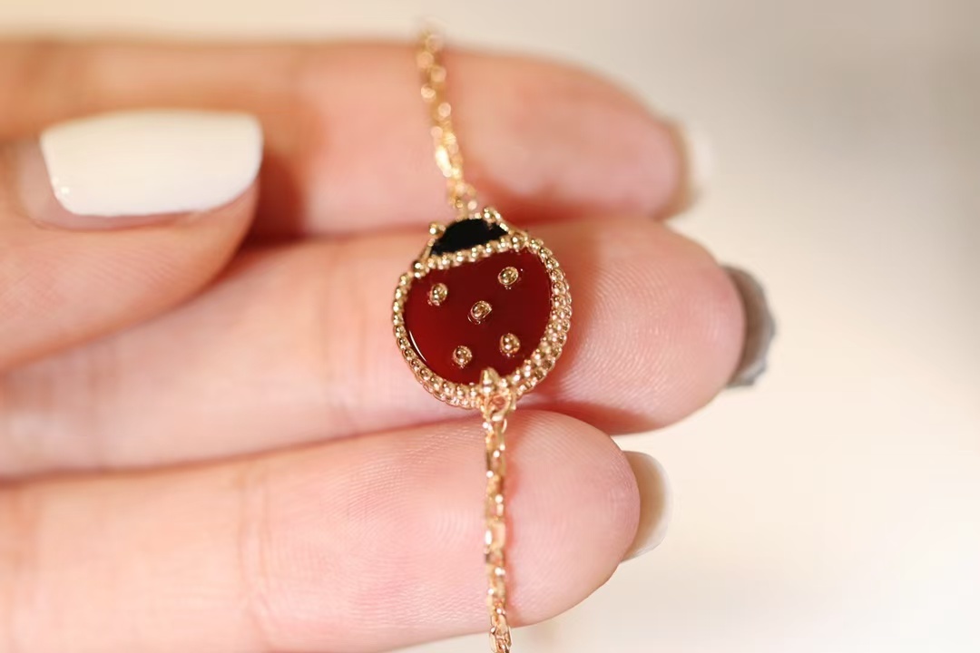 Buy replica Van Cleef & Arpels Lucky Spring Bracelet, 5 Motifs and replica jewelry from PICKS Jewelry