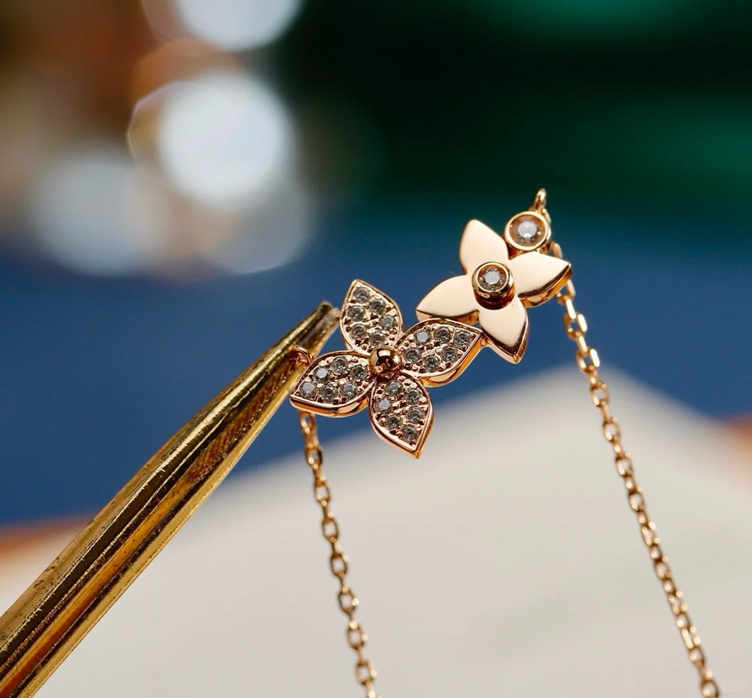 Buy replica Louis Vuitton Idylle Blossom Pendant Necklace-Two Flowers and replica jewelry from PICKS Jewelry