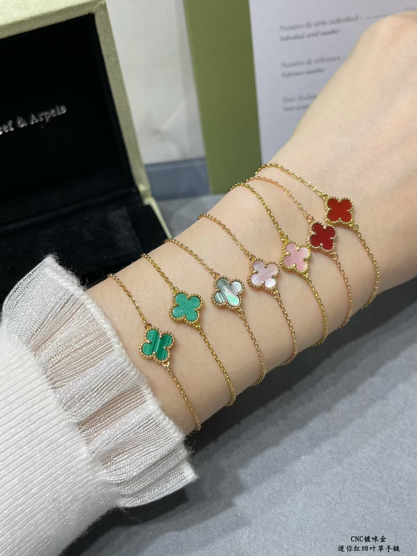 Buy replica Van Cleef & Arpels Red Agate Single Clover Bracelet and replica jewelry from PICKS Jewelry