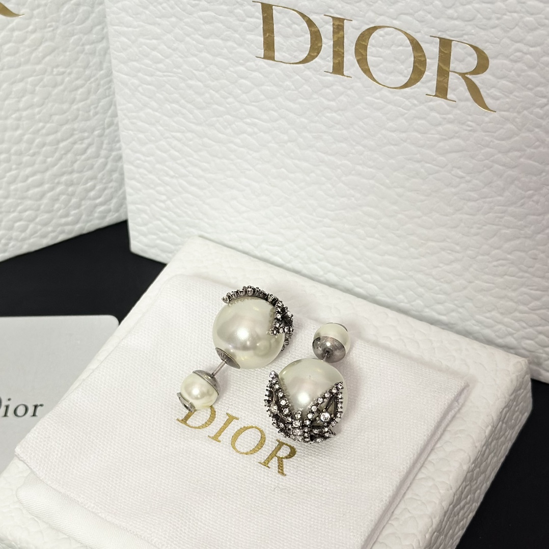 Buy replica Dior Butterfly Paved on Pearl Stud Earrings and replica jewelry from PICKS Jewelry
