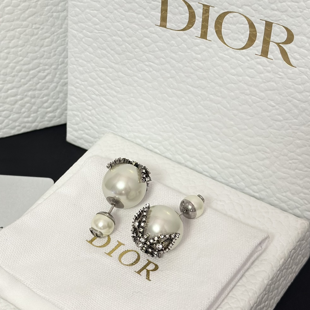 Buy replica Dior Butterfly Paved on Pearl Stud Earrings and replica jewelry from PICKS Jewelry