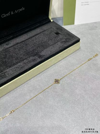 Buy replica Van Cleef & Arpels Natural Grey Mother of Pearl Single Clover Bracelet and replica jewelry from PICKS Jewelry
