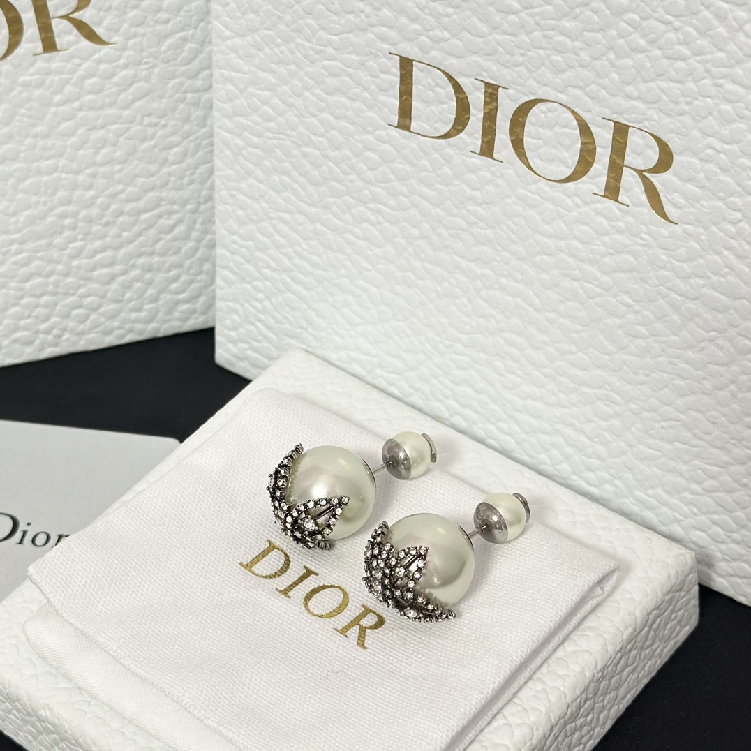 Buy replica Dior Butterfly Paved on Pearl Stud Earrings and replica jewelry from PICKS Jewelry