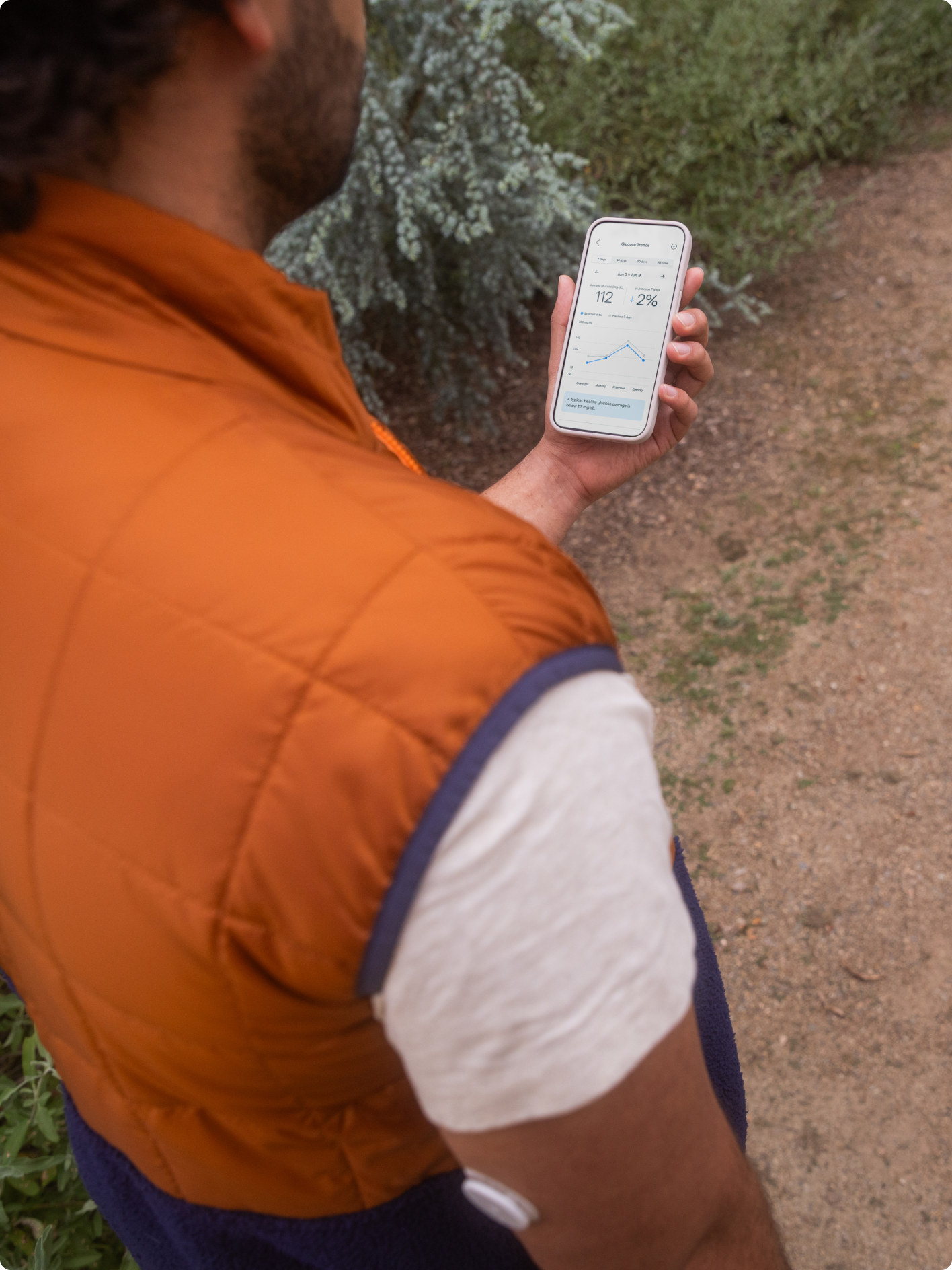 Férfi a telefonját nézi