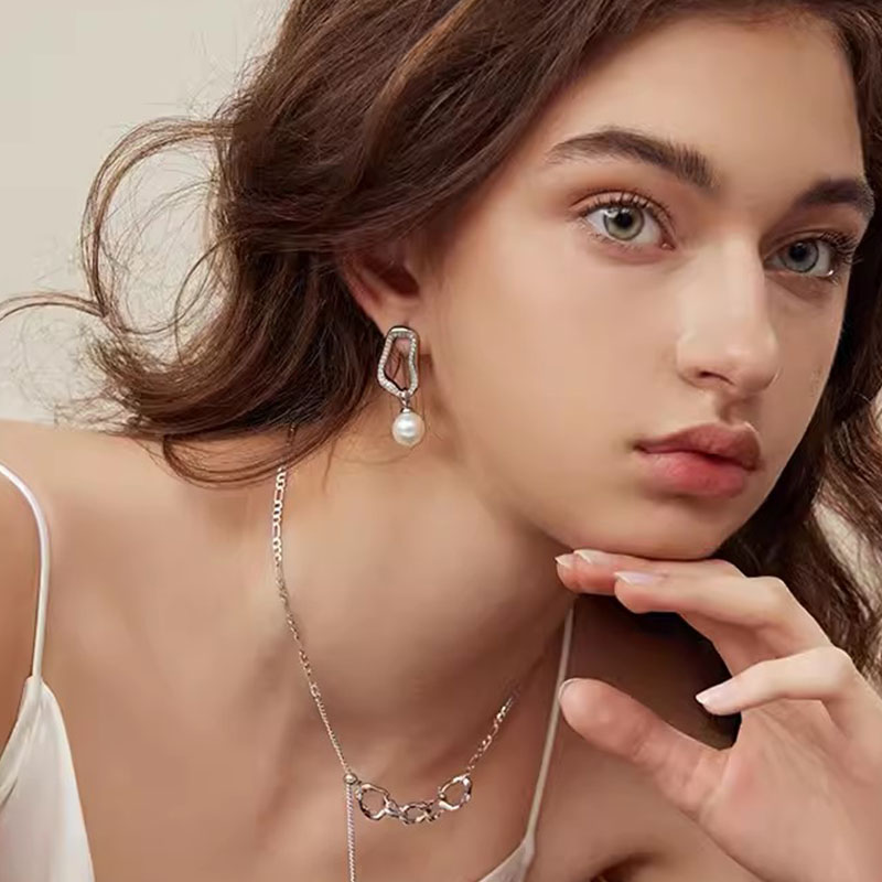 Light and Shadow Pearl Earrings