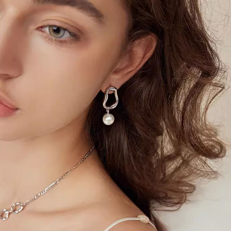 Light and Shadow Pearl Earrings