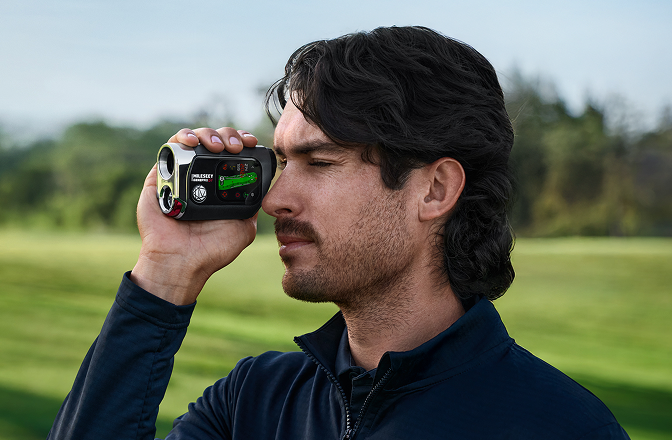 Golfer looking through the Mileseey GenePro G1 rangefinder on the course