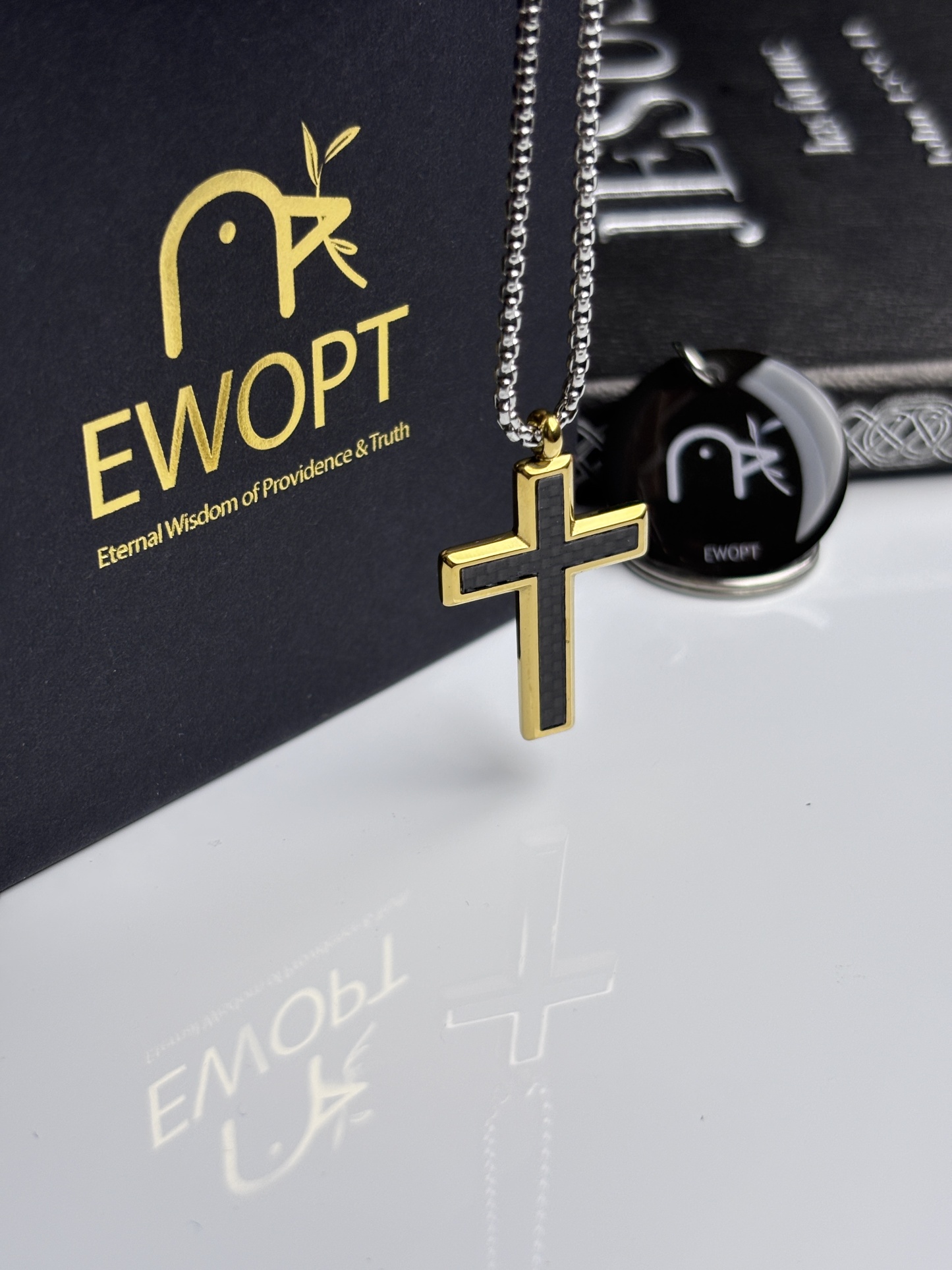 This elegant cross necklace features a unique blend of golden shine and carbon fiber detail, paired with an innovative NFC keychain for instant access to daily Bible verses, perfect for integrating spirituality into your everyday fashion.