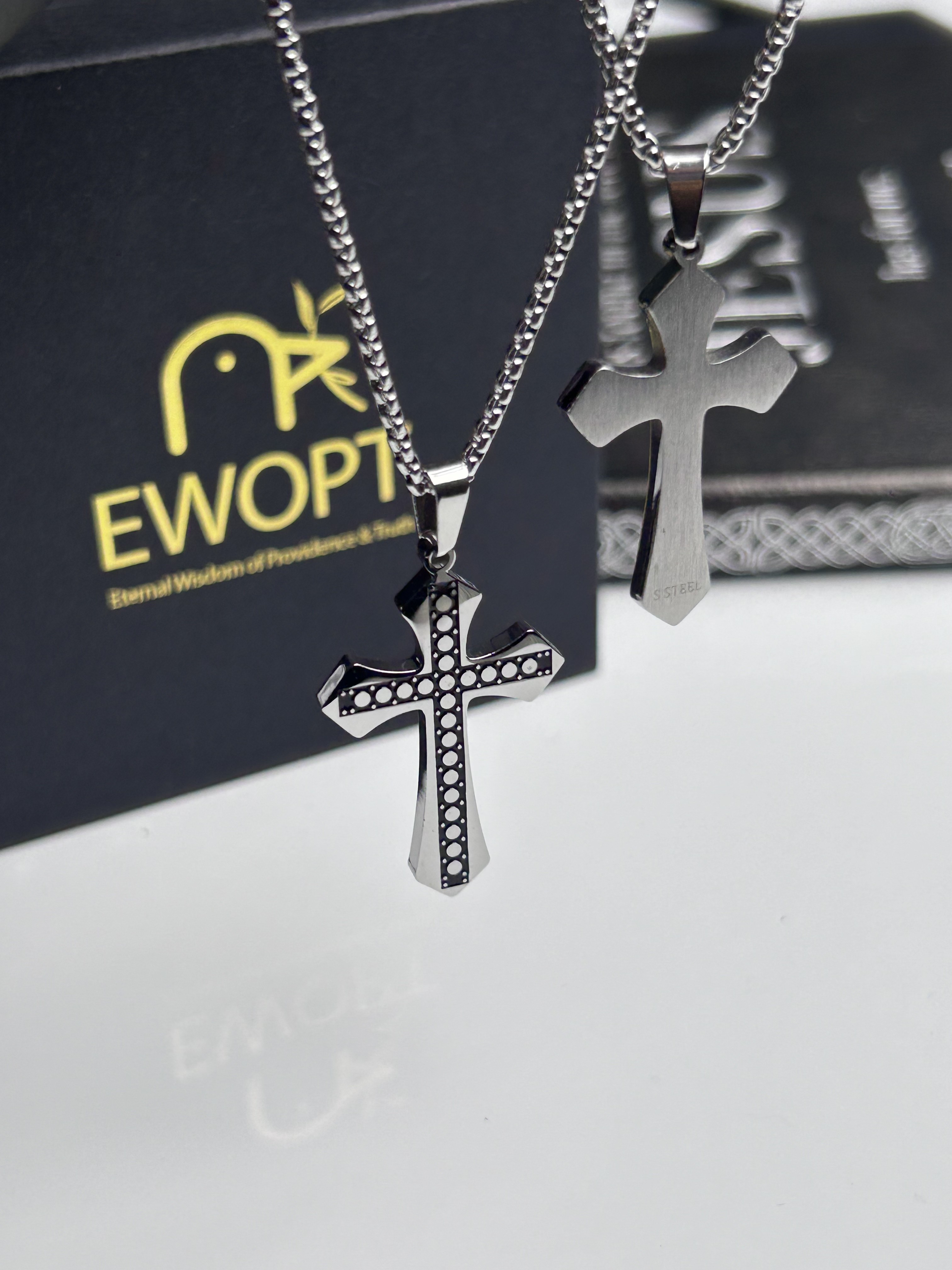 This sophisticated silver cross necklace with carbon fiber detailing includes an NFC keychain, offering a daily scriptural connection, making it a perfect accessory for those who cherish both their style and spiritual life.