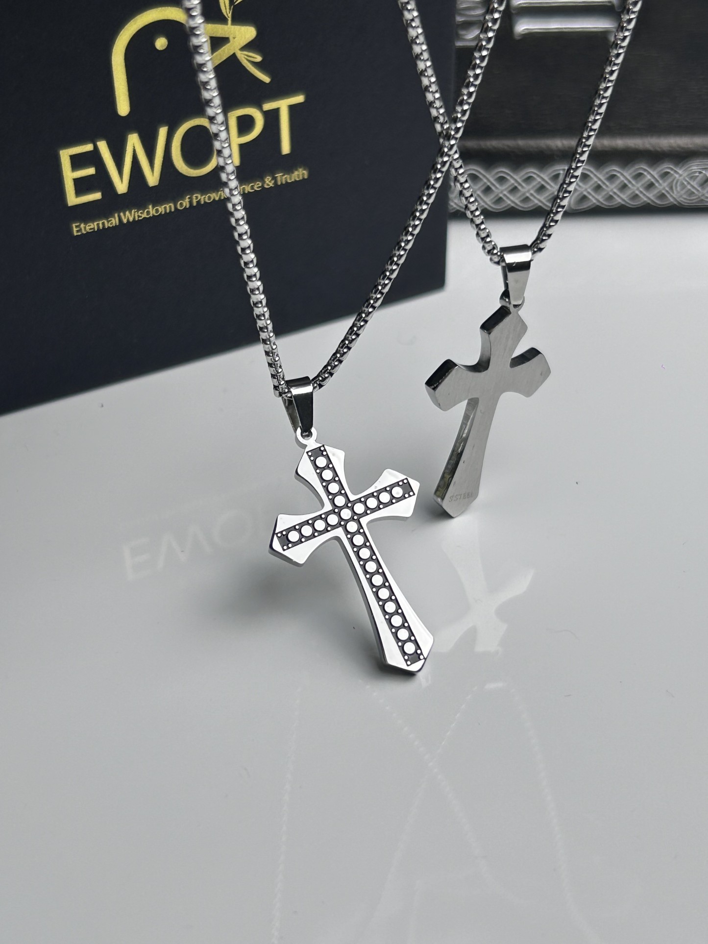 Elegantly crafted, this silver cross necklace with striking carbon fiber patterns comes paired with an NFC keychain that links to daily biblical scriptures, making it an ideal spiritual accessory for modern believers.