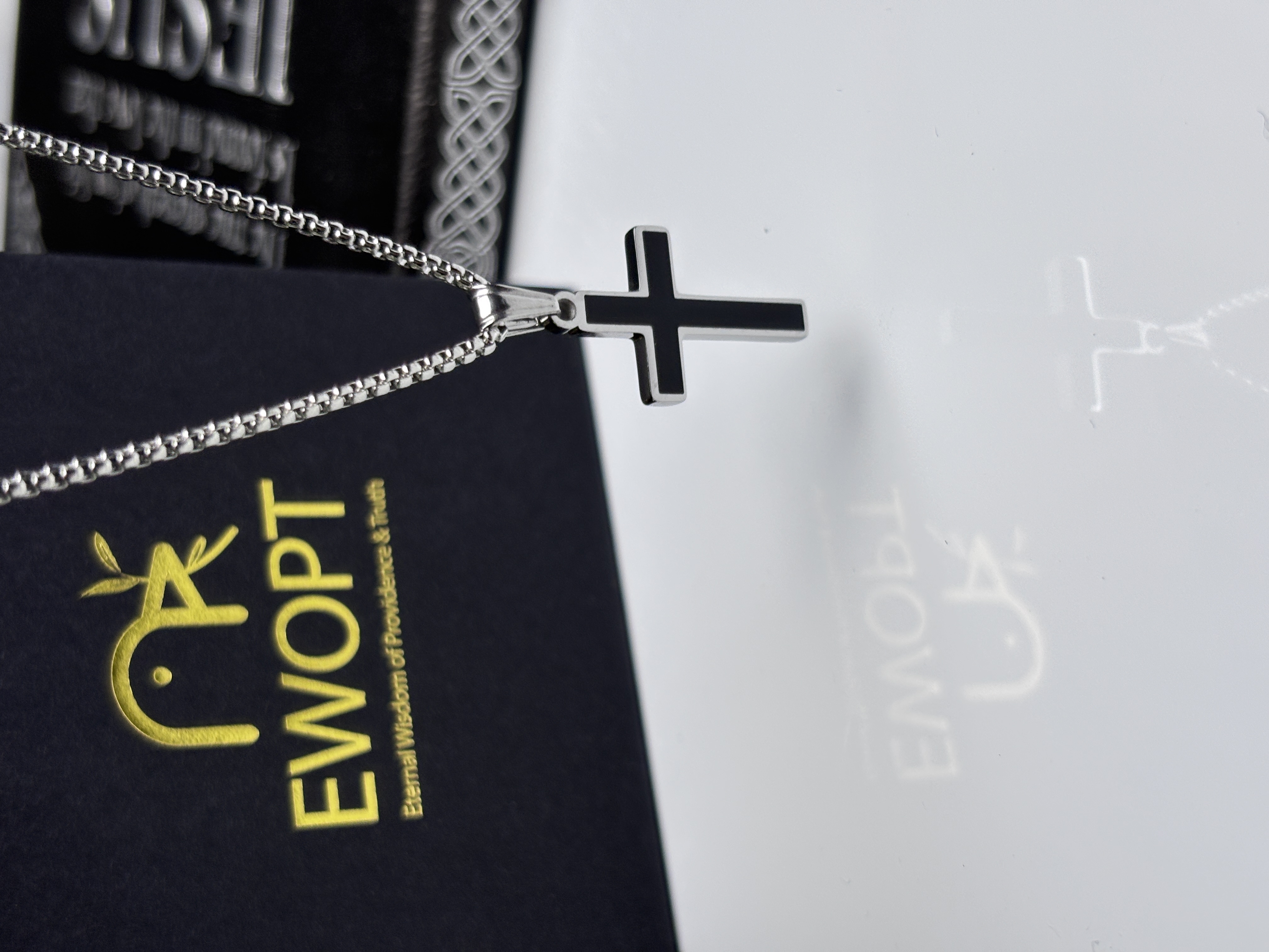 Stylish silver cross necklace paired with an innovative NFC keychain enabling access to daily Bible verses, perfect for daily spiritual inspiration and modern religious practice.