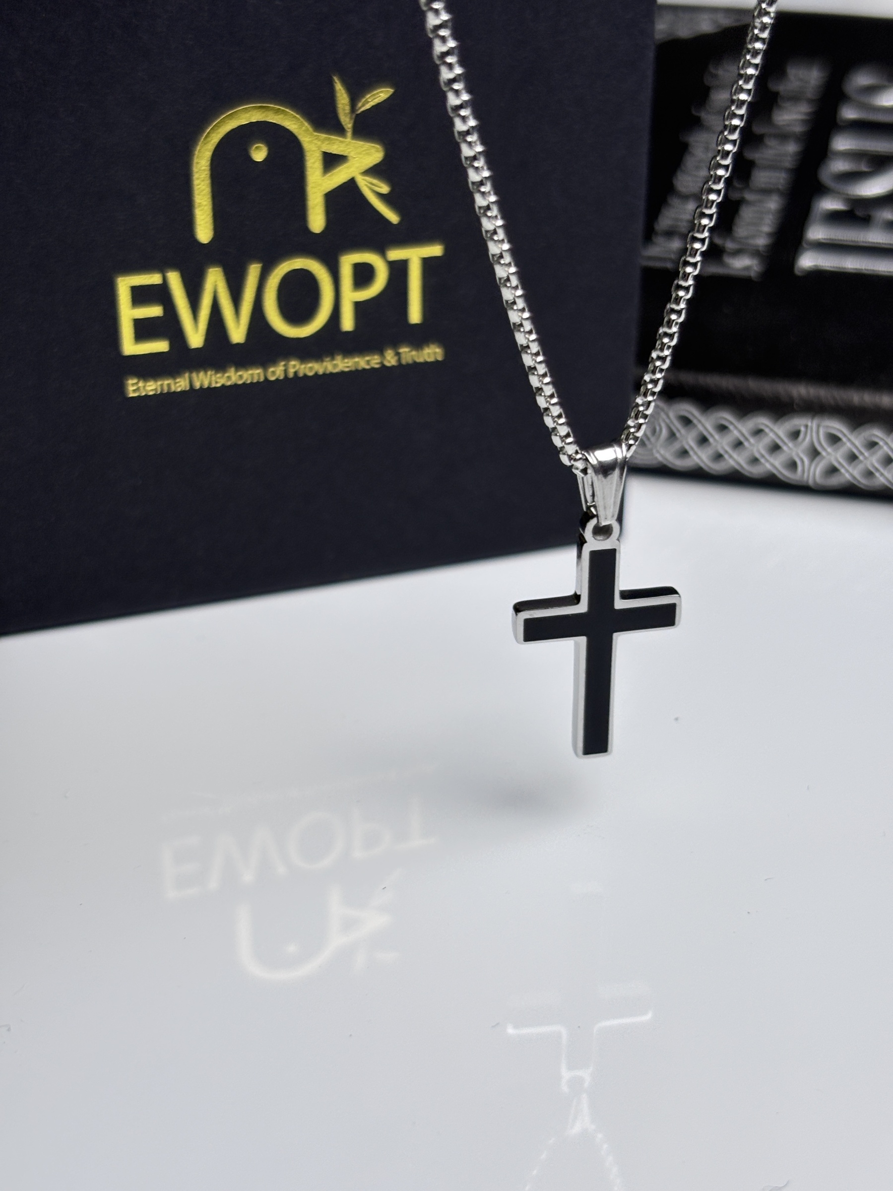 Stylish silver cross necklace paired with an innovative NFC keychain enabling access to daily Bible verses, perfect for daily spiritual inspiration and modern religious practice.