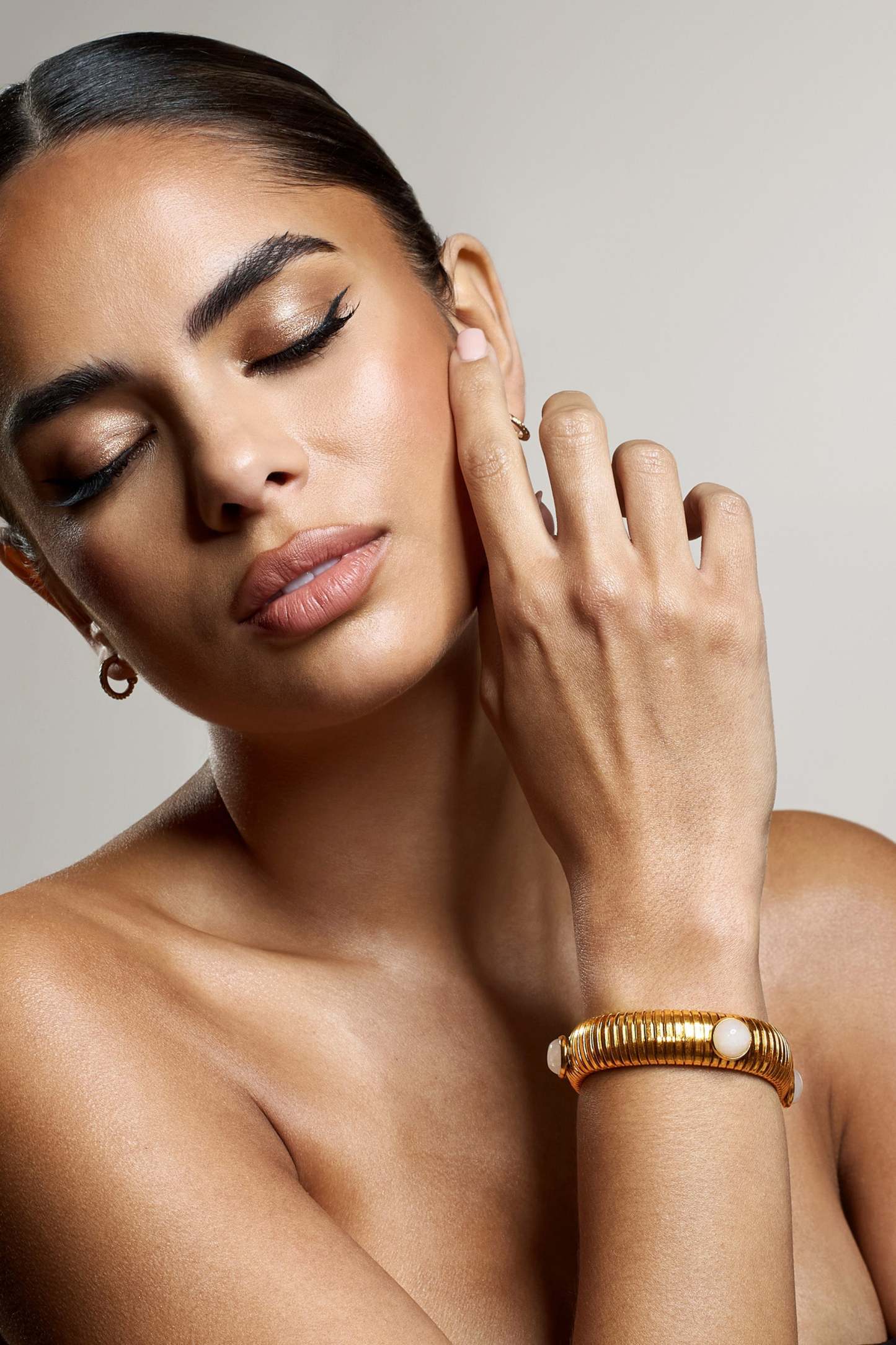 Adrianne Gold Bracelet With Nude Pendants-Fashionmomo.All Rights Reserved