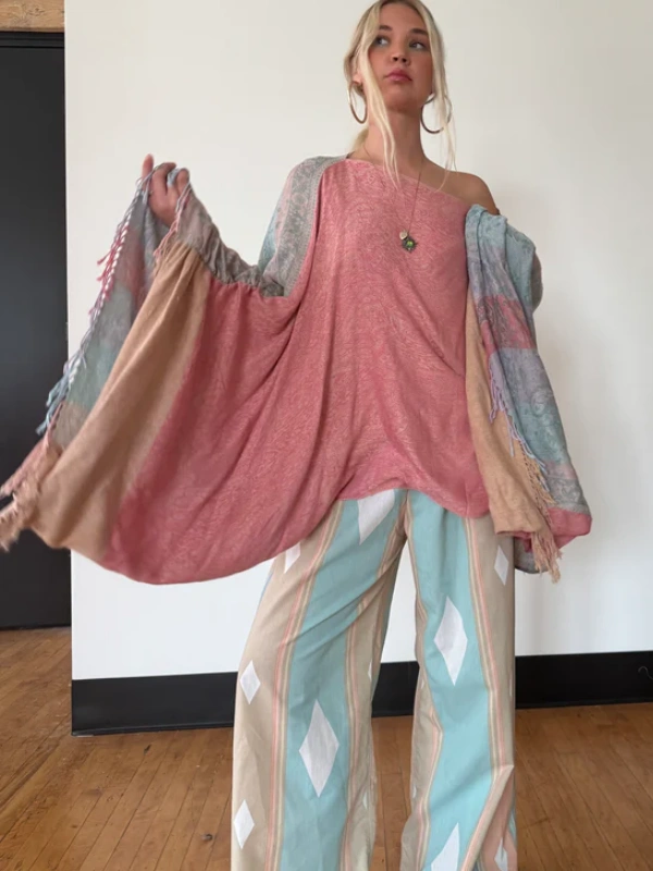 Bohemian Top: Free-Spirited Romance in Soft Pink​