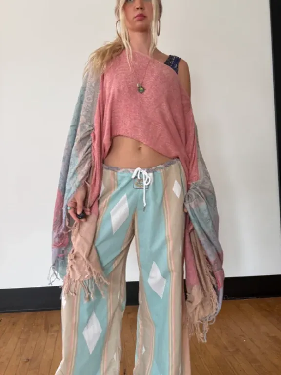 Bohemian Top: Free-Spirited Romance in Soft Pink​