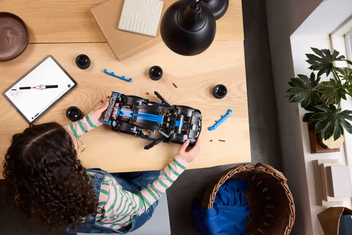 Voiture de course Porsche GT4 e-Performance