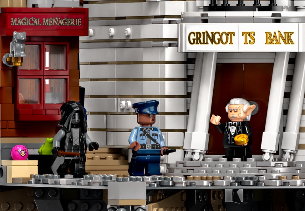 3&nbsp;minifigures de personnages LEGO Harry&nbsp;Potter se tenant devant la banque Gringotts