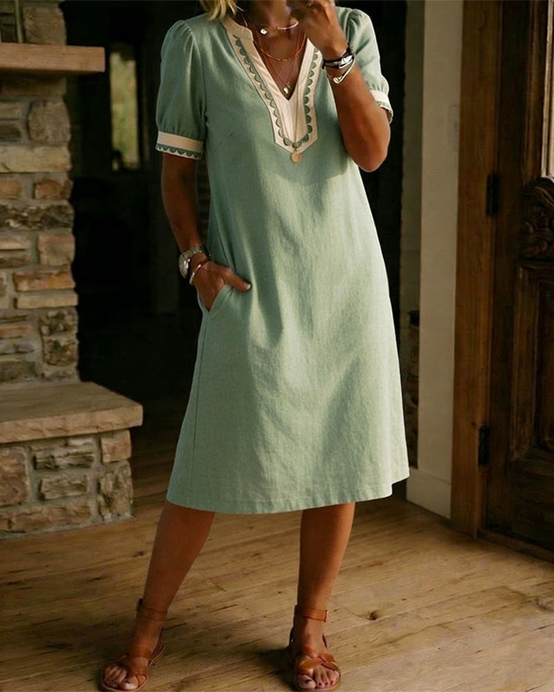 Sukienka z dekoltem w serek i kontrastującymi krótkimi rękawami